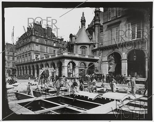 Roger-Viollet | 1002584 | Construction du chemin de fer métropolitain de Paris : ligne 1, 5e lot. 80 : Station métallique du Louvre, construction des dernières voûtes en briques. 10 mai 1899. Photographie de Charles Maindron (1861-1940). Paris, bibliothèque de l'Hôtel de Ville. | &copy; Charles Maindron / BHdV / Roger-Viollet