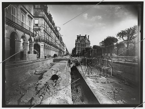 Roger-Viollet | 1020135 | Construction du chemin de fer métropolitain de Paris : ligne 1, 6e lot. 193 : Station des Tuileries. Ancien collecteur Rivoli. 26 août1899. Photographie de Charles Maindron (1861-1940). Paris, bibliothèque de l'Hôtel de Ville. | &copy; Charles Maindron / BHdV / Roger-Viollet