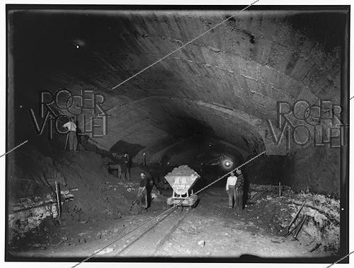 Roger-Viollet | 1025039 | Construction du chemin de fer métropolitain de Paris : ligne 1, 11e lot. 254 : Ouvrage spécial de raccordement, dit télescope, de l'avenue Kléber avec la Place. 3 novembre 1899. Photographie de Charles Maindron (1861-1940). Paris, bibliothèque de l'Hôtel de Ville. | &copy; Charles Maindron / BHdV / Roger-Viollet