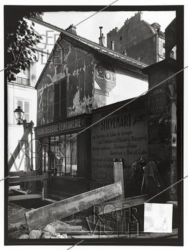 Roger-Viollet | 1049125 | Construction du chemin de fer métropolitain de Paris : ligne 1 prolongée. Façade du n°27 de l'avenue de Paris à Vincennes, abords de la station Bérault. 1931-1934. Paris, bibliothèque de l'Hôtel de Ville. | &copy; BHdV / Roger-Viollet