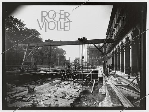Roger-Viollet | 1050964 | Construction du chemin de fer métropolitain de Paris : ligne 1, 6e lot. 155 : Station de la Concorde. Pose du plancher métallique. Vue prise du bas, vers la Concorde. 8 juillet 1899. Photographie de Charles Maindron (1861-1940). Paris, bibliothèque de l'Hôtel de Ville. | &copy; Charles Maindron / BHdV / Roger-Viollet