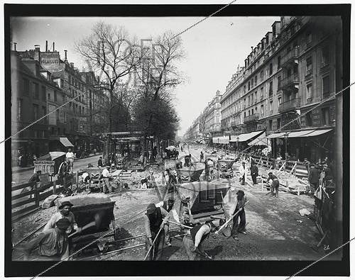 Roger-Viollet | 1065854 | Construction du chemin de fer métropolitain de Paris : ligne 1, 4e lot. 84 : Station voûtée de Saint-Paul. Construction de la partie centrale de la voûte. Etat de la rue de Rivoli au début, Paris (IVème arr.). 13 mai 1899. Photographie de Charles Maindron (1861-1940). Paris, bibliothèque de l'Hôtel de Ville. | &copy; Charles Maindron / BHdV / Roger-Viollet