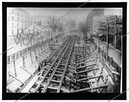 Roger-Viollet | 1066063 | Construction du chemin de fer métropolitain de Paris : ligne 1 prolongée. 2524 : Allongement à 105 mètres de la station Reuilly-Diderot, vers Nation, 1934. Paris, bibliothèque de l'Hôtel de Ville. | &copy; BHdV / Roger-Viollet