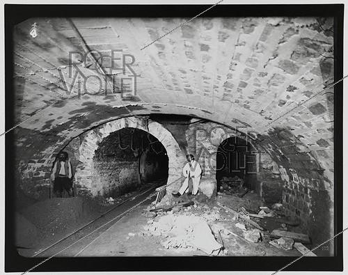 Roger-Viollet | 1066167 | Construction du chemin de fer métropolitain de Paris : ligne 1, 6e lot. 172 : Station de la Concorde, souterrain à deux voies sous la rue de Rivoli. 24 juillet 1899. Photographie de Charles Maindron (1861-1940). Paris, bibliothèque de l'Hôtel de Ville. | &copy; Charles Maindron / BHdV / Roger-Viollet