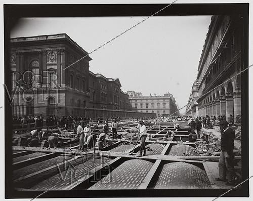 Roger-Viollet | 175467 | Construction du chemin de fer métropolitain de Paris : ligne 1, 5e lot. 59 : Station Louvre, plancher de la station. 1er mai 1899. Photographie de Charles Maindron (1861-1940). Paris, bibliothèque de l'Hôtel de Ville. | &copy; Charles Maindron / BHdV / Roger-Viollet