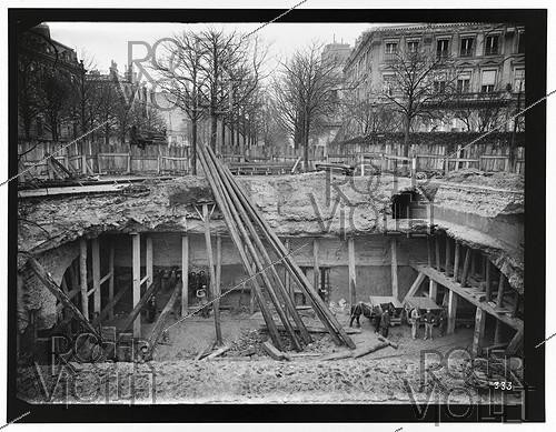 Roger-Viollet | 186220 | Construction du chemin de fer métropolitain de Paris : ligne 1, 8e lot. 333 : Place de l'Etoile, reconstruction de la partie éboulée. 9 janvier 1900.Photographie de Charles Maindron (1861-1940). Paris, bibliothèque de l'Hôtel de Ville. | &copy; Charles Maindron / BHdV / Roger-Viollet