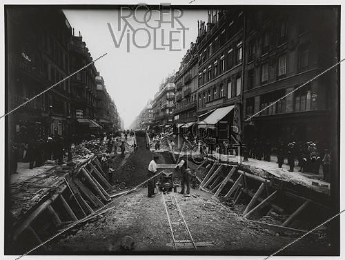 Roger-Viollet | 194762 | Construction du chemin de fer métropolitain de Paris : ligne 1, 5e lot. 148 : Station du Châtelet. Clavage de la voûte, côté Hôtel de ville, Paris (4e arr.). 6 juillet 1899. Photographie de Charles Maindron (1861-1940). Paris, bibliothèque de l'Hôtel de Ville. | &copy; Charles Maindron / BHdV / Roger-Viollet
