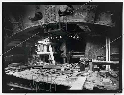 Roger-Viollet | 210862 | Construction du chemin de fer métropolitain de Paris : ligne 1, 4e lot. 95 : Démolition du carrefour Lobau. Vue prise en arrière du bouclier, Paris (IVème arr.). 20 mai 1899. Photographie de Charles Maindron (1861-1940). Paris, bibliothèque de l'Hôtel de Ville. | &copy; Charles Maindron / BHdV / Roger-Viollet