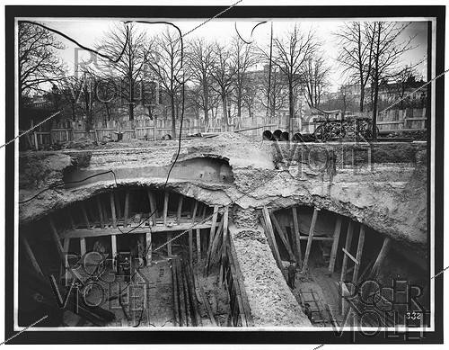 Roger-Viollet | 250066 | Construction du chemin de fer métropolitain de Paris : ligne 1, 8e lot. 332 : Place de l'Etoile, reconstruction de la partie éboulée. 9 janvier 1900. Photographie de Charles Maindron (1861-1940), 23 octobre 1899. Paris, bibliothèque de l'Hôtel de Ville. | &copy; Charles Maindron / BHdV / Roger-Viollet