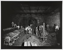 Roger-Viollet | 292439 | Construction du chemin de fer métropolitain de Paris : ligne 1, 5e lot. 180 : Station du Palais-Royal, ancien égout Rivoli, Paris (1er arr.). 8 août 1899. Photographie de Charles Maindron (1861-1940). Paris, bibliothèque de l'Hôtel de Ville. | &copy; Charles Maindron / BHdV / Roger-Viollet
