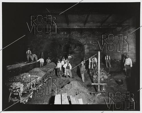 Roger-Viollet | 292439 | Construction du chemin de fer métropolitain de Paris : ligne 1, 5e lot. 180 : Station du Palais-Royal, ancien égout Rivoli, Paris (1er arr.). 8 août 1899. Photographie de Charles Maindron (1861-1940). Paris, bibliothèque de l'Hôtel de Ville. | &copy; Charles Maindron / BHdV / Roger-Viollet