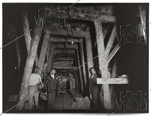 Roger-Viollet | 301845 | Construction du chemin de fer métropolitain de Paris : ligne 1, 6e lot. 131 : Souterrain à deux voies Rue de Rivoli entre stations Concorde et Tuileries. Grande galerie. 27 juin 1899. Photographie de Charles Maindron (1861-1940). Paris, bibliothèque de l'Hôtel de Ville. | &copy; Charles Maindron / BHdV / Roger-Viollet