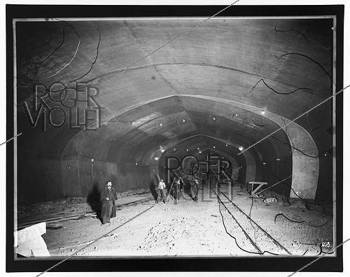 Roger-Viollet | 327346 | Construction du chemin de fer métropolitain de Paris : ligne 1, 11e lot. 403 : Ouvrage spécial de raccordement sous l'avenue Kléber. 24 février 1900. Photographie de Charles Maindron (1861-1940). Paris, bibliothèque de l'Hôtel de Ville. | &copy; Charles Maindron / BHdV / Roger-Viollet