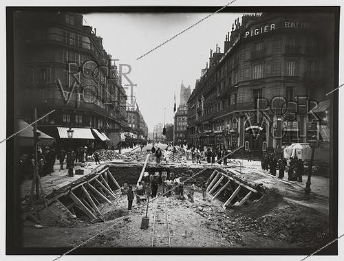 Roger-Viollet | 339197 | Construction du chemin de fer métropolitain de Paris : ligne 1, 5e lot. 147 : Station du Châtelet. Clavage de la voûte, côté Hôtel de ville, Paris (IVème arr.). 6 juillet 1899. Photographie de Charles Maindron (1861-1940). Paris, bibliothèque de l'Hôtel de Ville. | &copy; Charles Maindron / BHdV / Roger-Viollet