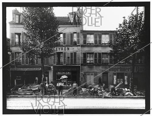 Roger-Viollet | 342175 | Construction du chemin de fer métropolitain de Paris : ligne 1 prolongée. Avenue de Paris (n°43-47) à Vincennes, abords de la station Bérault. 1931-1934. Paris, bibliothèque de l'Hôtel de Ville. | &copy; BHdV / Roger-Viollet