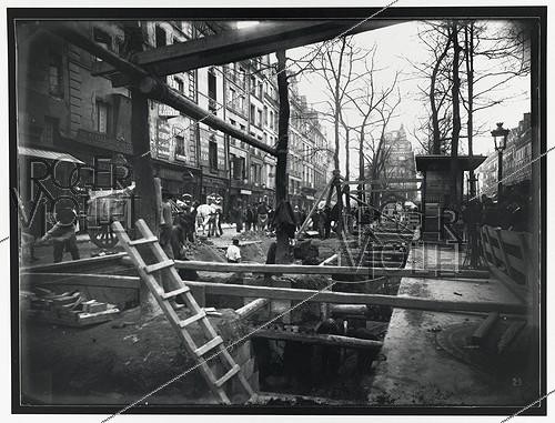 Roger-Viollet | 372005 | Construction du chemin de fer métropolitain de Paris : ligne 1, 4e lot. 29 : Chantier de la station Saint-Paul, Paris (4e arr.). 11 mars 1899. Photographie de Charles Maindron (1861-1940). Paris, bibliothèque de l'Hôtel de Ville. | &copy; Charles Maindron / BHdV / Roger-Viollet