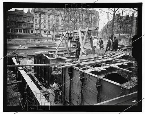 Roger-Viollet | 429988 | Construction du chemin de fer métropolitain de Paris : ligne 1, 8e lot. 448 : Station de départ de la Porte Maillot, montage de la charpente métallique, même vue que le n°447. 4 avril 1900. Photographie de Charles Maindron (1861-1940), 23 octobre 1899. Paris, bibliothèque de l'Hôtel de Ville. | &copy; Charles Maindron / BHdV / Roger-Viollet