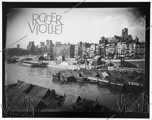Roger-Viollet | 443965 | Construction du chemin de fer métropolitain de Paris : ligne 1, 4e lot. 30 : Installations sur la berge de l'Hôtel de ville, estacade Lobau, Paris (IVème arr.). 15 mars 1899. Photographie de Charles Maindron (1861-1940). Paris, bibliothèque de l'Hôtel de Ville. | &copy; Charles Maindron / BHdV / Roger-Viollet
