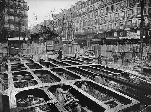 Roger-Viollet | 491565 | Construction du chemin de fer métropolitain de Paris : ligne 1, 4e lot. 440 : Station Saint-Paul, construction des accès, plancher métallique, Paris (1er arr.). 1er avril 1900. Photographie de Charles Maindron (1861-1940). Paris, bibliothèque de l'Hôtel de Ville. | &copy; Charles Maindron / BHdV / Roger-Viollet
