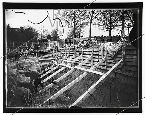 Roger-Viollet | 540154 | Construction du chemin de fer métropolitain de Paris : ligne 1, 8e lot. 390 : Place de l'Etoile, sous-station électrique. 17 février 1900. Photographie de Charles Maindron (1861-1940), 23 octobre 1899. Paris, bibliothèque de l'Hôtel de Ville. | &copy; Charles Maindron / BHdV / Roger-Viollet