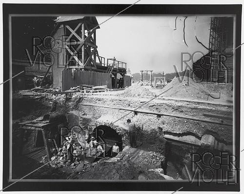 Roger-Viollet | 582255 | Construction du chemin de fer métropolitain de Paris : ligne 1, 6e lot. 166 : Station de la Concorde. Galerie d'évacuation. Collecteur Rivoli et galerie sèche. 20 juillet 1899. Photographie de Charles Maindron (1861-1940). Paris, bibliothèque de l'Hôtel de Ville. | &copy; Charles Maindron / BHdV / Roger-Viollet