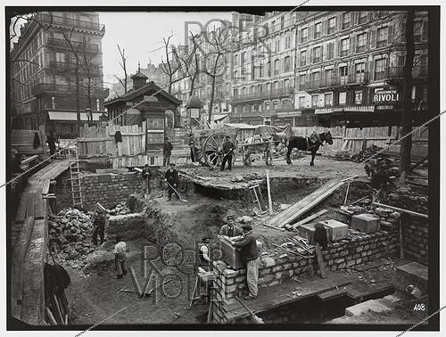 Roger-Viollet | 583724 | Construction du chemin de fer métropolitain de Paris : ligne 1, 4e lot. 408 : Station Saint-Paul, construction des accès, terrassements et maçonnerie, Paris (4e arr.), 2 mars 1900. Photographie de Charles Maindron (1861-1940). Paris, bibliothèque de l'Hôtel de Ville. | &copy; Charles Maindron / BHdV / Roger-Viollet