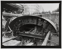 Roger-Viollet | 594167 | Construction du chemin de fer métropolitain de Paris : ligne 1, 4e lot. 51 : Face postérieure du bouclier, vers Saint-Paul, vue prise du côté de l'hôtel de ville, Paris (IVème arr.). 24 avril 1899. Photographie de Charles Maindron (1861-1940). Paris, bibliothèque de l'Hôtel de Ville. | &copy; Charles Maindron / BHdV / Roger-Viollet