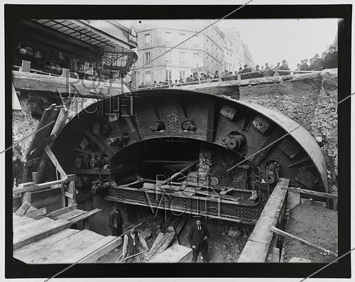 Roger-Viollet | 594167 | Construction du chemin de fer métropolitain de Paris : ligne 1, 4e lot. 51 : Face postérieure du bouclier, vers Saint-Paul, vue prise du côté de l'hôtel de ville, Paris (4e arr.). 24 avril 1899. Photographie de Charles Maindron (1861-1940). Paris, bibliothèque de l'Hôtel de Ville. | &copy; Charles Maindron / BHdV / Roger-Viollet