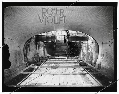 Roger-Viollet | 610623 | Construction du chemin de fer métropolitain de Paris : ligne 1, 8e lot. 446 : Station d'arrivée de la Porte Maillot, vue intérieure de la charpente métallique des accès. 4 avril 1900. Photographie de Charles Maindron (1861-1940). Paris, bibliothèque de l'Hôtel de Ville. | &copy; Charles Maindron / BHdV / Roger-Viollet