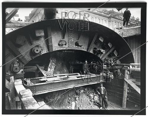 Roger-Viollet | 613919 | Construction du chemin de fer métropolitain de Paris : ligne 1, 4e lot. 50 : Face postérieure du bouclier, vers Saint-Paul, Paris (IVème arr.). Vue prise du côté du Bazar de l'Hôtel de Ville, vers la caserne Napoléon. 24 avril 1899. Photographie de Charles Maindron (1861-1940). Paris, bibliothèque de l'Hôtel de Ville. | &copy; Charles Maindron / BHdV / Roger-Viollet