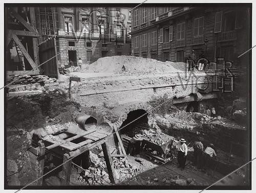 Roger-Viollet | 628032 | Construction du chemin de fer métropolitain de Paris : ligne 1, 6e lot. 165 : Station de la Concorde. Galerie d'évacuation. Collecteur Rivoli et galerie sèche. 20 juillet 1899. Photographie de Charles Maindron (1861-1940). Paris, bibliothèque de l'Hôtel de Ville. | &copy; Charles Maindron / BHdV / Roger-Viollet