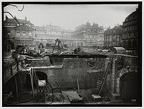 Roger-Viollet | 631849 | Construction du chemin de fer métropolitain de Paris : ligne 1, 5e lot. 299 : Station du Palais Royal. Construction des accès, Paris (1er arr.). 9 décembre 1899. Photographie de Charles Maindron (1861-1940). Paris, bibliothèque de l'Hôtel de Ville. | &copy; Charles Maindron / BHdV / Roger-Viollet