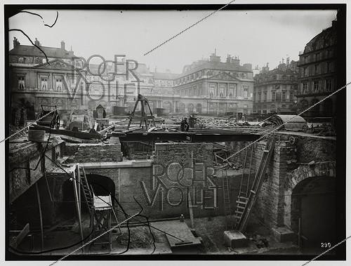 Roger-Viollet | 631849 | Construction du chemin de fer métropolitain de Paris : ligne 1, 5e lot. 299 : Station du Palais Royal. Construction des accès, Paris (1er arr.). 9 décembre 1899. Photographie de Charles Maindron (1861-1940). Paris, bibliothèque de l'Hôtel de Ville. | &copy; Charles Maindron / BHdV / Roger-Viollet