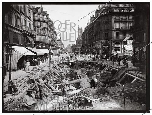 Roger-Viollet | 635988 | Construction du chemin de fer métropolitain de Paris : ligne 1, 5e lot. 141 : Station Châtelet Saint-Paul, biffé. Construction de la voûte, Paris (1er arr.). 30 juin 1899. Photographie de Charles Maindron (1861-1940). Paris, bibliothèque de l'Hôtel de Ville. | &copy; Charles Maindron / BHdV / Roger-Viollet
