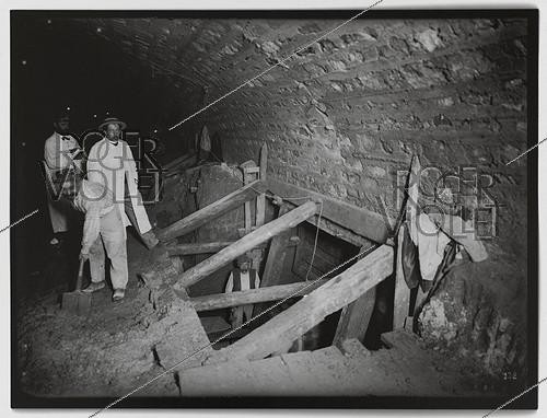 Roger-Viollet | 698864 | Construction du chemin de fer métropolitain de Paris : ligne 1, 5e lot. 132 : Souterrain à deux voies, vers les Tuileries. Construction en sous-oeuvre des piédroits, Paris (Ier arr.). 27 juin 1899. Photographie de Charles Maindron (1861-1940). Paris, bibliothèque de l'Hôtel de Ville. | &copy; Charles Maindron / BHdV / Roger-Viollet
