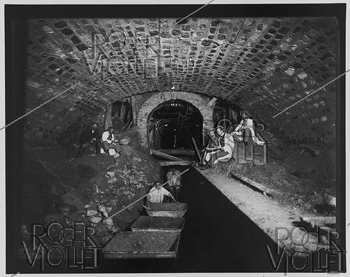 Roger-Viollet | 718444 | Construction du chemin de fer métropolitain de Paris : ligne 1, 5e lot. 179 : Station du Palais Royal, Paris (1er arr.). Ancien égout Rivoli. 8 août 1899. Photographie de Charles Maindron (1861-1940). Paris, bibliothèque de l'Hôtel de Ville. | &copy; Charles Maindron / BHdV / Roger-Viollet