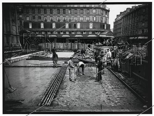 Roger-Viollet | 726105 | Construction du chemin de fer métropolitain de Paris : ligne 1, 4e lot. 406 : Station de l'Hôtel de ville. Construction des accès. Plancher en ciment armé, Paris (IVème arr.). 2 mars 1900. Photographie de Charles Maindron (1861-1940). Paris, bibliothèque de l'Hôtel de Ville. | &copy; Charles Maindron / BHdV / Roger-Viollet