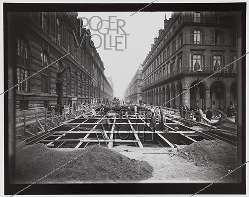 Roger-Viollet | 792754 | Construction du chemin de fer métropolitain de Paris : ligne 1, 5e lot. 71 : Attaque métallique du Palais Royal. Commencement des voûtes en briques. 6 mai 1899. Photographie de Charles Maindron (1861-1940). Paris, bibliothèque de l'Hôtel de Ville. | &copy; Charles Maindron / BHdV / Roger-Viollet