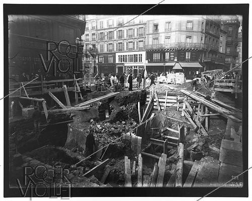 Roger-Viollet | 838285 | Construction du chemin de fer métropolitain de Paris : ligne 1, 5e lot. 262 : Station du Châtelet. Construction des accès, Paris (Ier arr.). Même vue que le n°261. 15 novembre 1899. Photographie de Charles Maindron (1861-1940). Paris, bibliothèque de l'Hôtel de Ville. | &copy; Charles Maindron / BHdV / Roger-Viollet