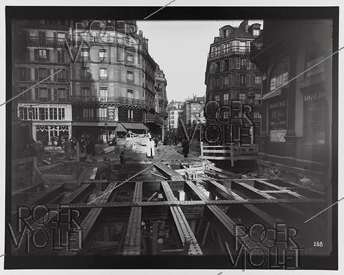 Roger-Viollet | 839799 | Construction du chemin de fer métropolitain de Paris : ligne 1, 4e lot. 288 : Station Châtelet. Construction des accès à l'entrée de la rue des Lavandières Sainte-Opportune, Paris (Ier arr.). 2 décembre 1899. Photographie de Charles Maindron (1861-1940). Paris, bibliothèque de l'Hôtel de Ville. | &copy; Charles Maindron / BHdV / Roger-Viollet