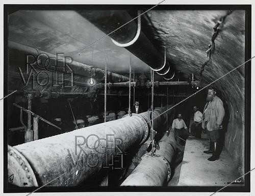 Roger-Viollet | 853477 | Construction du chemin de fer métropolitain de Paris : ligne 1, 6e lot. 196 : Passage sous le collecteur d'Asnières. Vers la Concorde. Captation des eaux du collecteur. 26 août 1899. Photographie de Charles Maindron (1861-1940). Paris, bibliothèque de l'Hôtel de Ville. | &copy; Charles Maindron / BHdV / Roger-Viollet