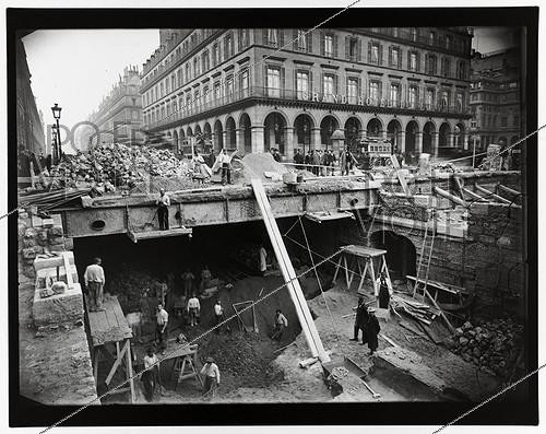 Roger-Viollet | 879973 | Construction du chemin de fer métropolitain de Paris : ligne 1, 5e lot. 239 : Station Palais-Royal, construction des accès. 24 octobre 1899. Photographie de Charles Maindron (1861-1940). Paris, bibliothèque de l'Hôtel de Ville. | &copy; Charles Maindron / BHdV / Roger-Viollet