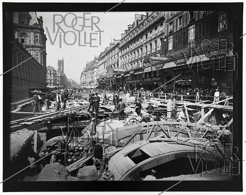 Roger-Viollet | 890401 | Construction du chemin de fer métropolitain de Paris : ligne 1, 4e lot. 57 : Station métallique de l'Hôtel de ville, aménagement des accès de la station, Paris (IVème arr.). 1er mai 1899. Photographie de Charles Maindron (1861-1940). Paris, bibliothèque de l'Hôtel de Ville. | &copy; Charles Maindron / BHdV / Roger-Viollet