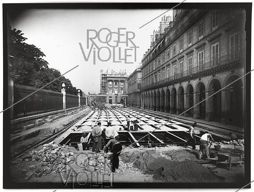Roger-Viollet | 976007 | Construction du chemin de fer métropolitain de Paris : ligne 1, 6e lot. 167 : Station de la Concorde. Plancher métallique de la station. 20 juillet 1899. Photographie de Charles Maindron (1861-1940). Paris, bibliothèque de l'Hôtel de Ville. | &copy; Charles Maindron / BHdV / Roger-Viollet