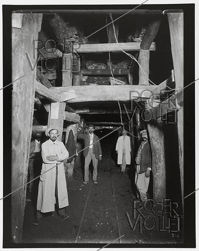 Roger-Viollet | 982627 | Construction du chemin de fer métropolitain de Paris : ligne 1, 4e lot. 202 : Passage sous le collecteur Sébastopol. Galerie, Paris (1er arr.). 7 septembre 1899. Photographie de Charles Maindron (1861-1940). Paris, bibliothèque de l'Hôtel de Ville. | &copy; Charles Maindron / BHdV / Roger-Viollet