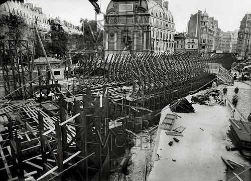 Roger-Viollet | 299647 | Construction du métropolitain. Etat des travaux place Saint-Michel et rue Danton. Paris (6e arr.), juillet 1906. | &copy; Maurice-Louis Branger / Roger-Viollet