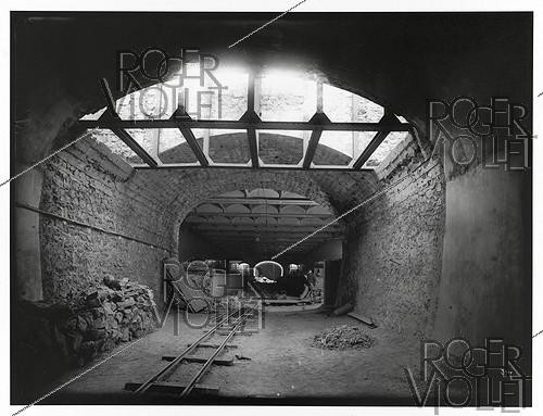 Roger-Viollet | 306679 | Construction of the Paris Metro: line 1, 7th lot. Champs-Elysées station. Access footbridge. December 18, 1899. Photograph by Charles Maindron (1861-1940). Paris, Hôtel de Ville library. | &copy; Charles Maindron / BHdV / Roger-Viollet