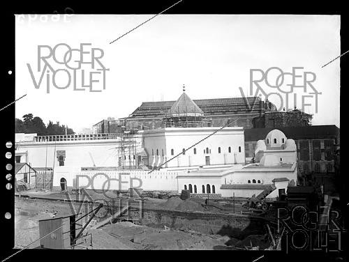 Roger-Viollet | 1439252 | Construction of the Paris Mosque (5th arrondissement), September 29, 1924. | &copy; Excelsior - L'Equipe / Roger-Viollet