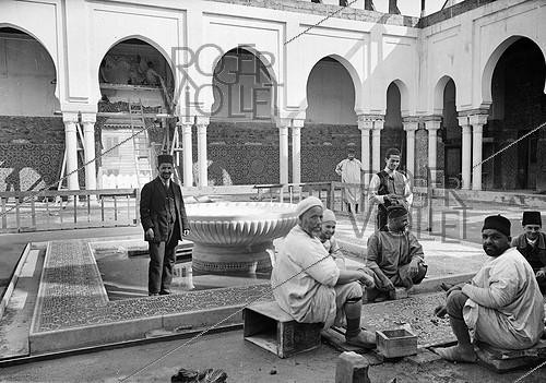 Roger-Viollet | 735376 | Construction of the Paris Mosque. Mosaic cutters and setters. 1922-1926. | &copy; Albert Harlingue / Roger-Viollet