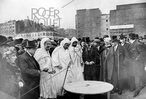 Roger-Viollet | 583172 | Construction of the Paris Mosque. Orientation chart. Ben Ghabrit and other notable figures. | &copy; Albert Harlingue / Roger-Viollet